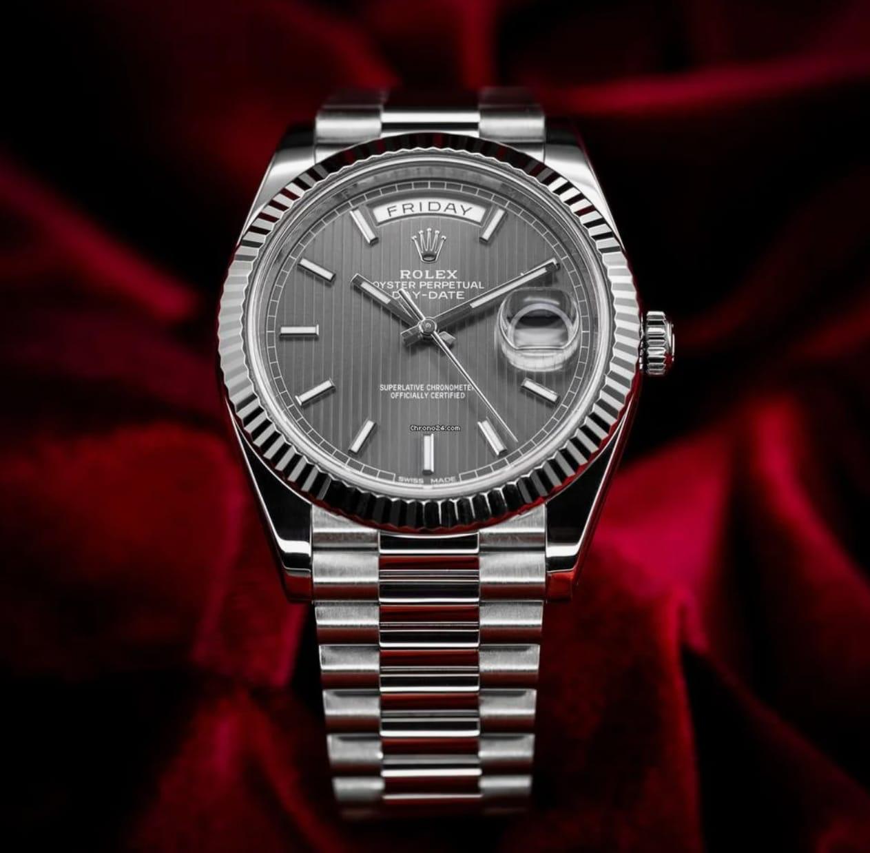 Role_x  day date silver grey